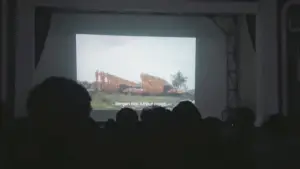 Mahasiswa dari berbagai organisasi kemahasiswaan nonton bareng (nobar) film dokumenter Pesta Babi bertajuk Panggung Rakyat Sukabumi di Gedung Juang 45, Jalan Veteran, Kota Sukabumi, Minggu (10/5/2026) malam | Foto : dok. warga