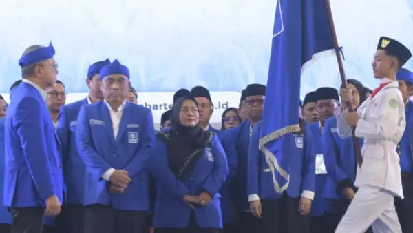 Momen Dessy Susilawati (tengah) saat mengikuti pengukuhan pengurus baru DPW PAN Jabar. (Sumber Foto: Istimewa)