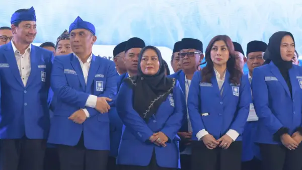 Bendahara DPW PAN Jabar, Dessy Susilawati (tengah) saat pelantikan DPW Jabar (Sumber: dok tim)