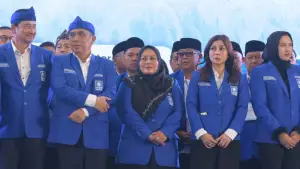 Bendahara DPW PAN Jabar, Dessy Susilawati (tengah) saat pelantikan DPW Jabar (Sumber: dok tim)