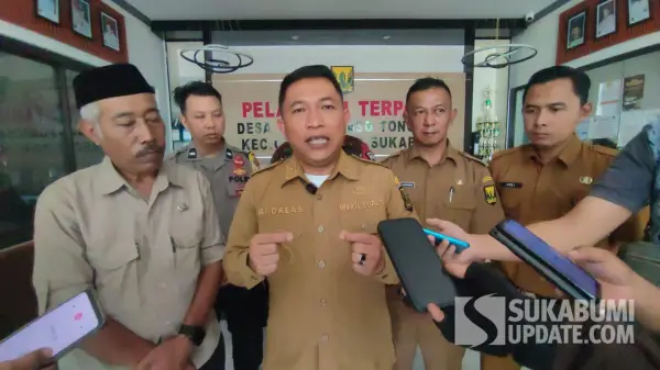 Wabup Sukabumi Andreas memberikan keterangan kepada wartawan usai musyawarah penanganan banjir di Desa Pondokkaso Tonggoh, Kecamatan Cidahu, Kabupaten Sukabumi, Selasa (12/5/2026). (Sumber Foto: SU/Ibnu)
