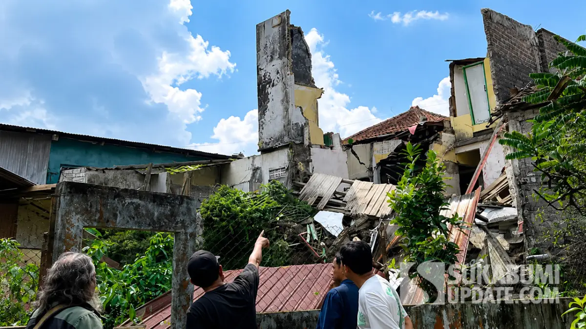 Diguyur Hujan Lebat, Rumah 3 Lantai di Cisaat Ambruk Bertahap Mengancam Warga
