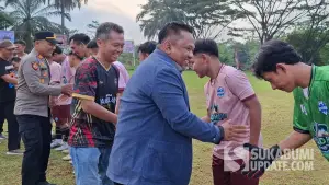 Budi Azhar Mutawali membuka secara resmi Open Turnamen Sepakbola Pemuda Pakidulan Cup yang digelar di Lapang Sepak Bola Sawit Tunggal, Desa Pasanggrahan, Kecamatan Sagaranten, Selasa (12/5/2026). (Sumber: sukabumiupdate)