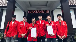 GMNI Sukabumi Raya di depan Kantor Kejaksaan Negeri Kabupaten Sukabumi. (Sumber : Istimewa.).