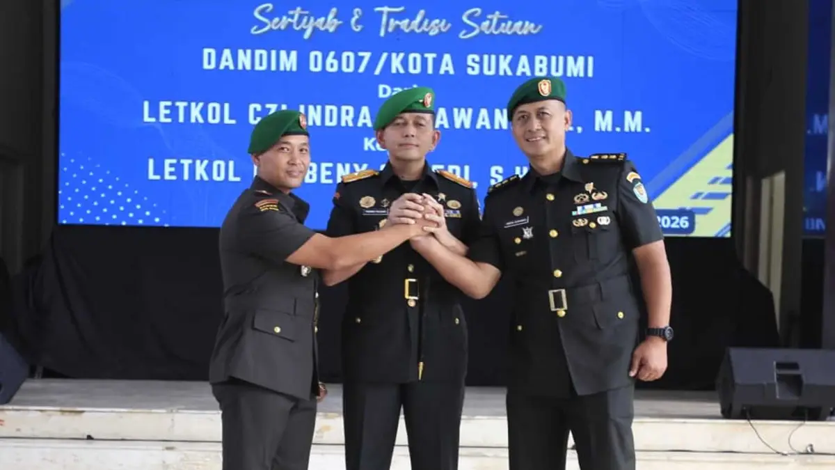 Sertijab Dandim 0607/Kota Sukabumi dari Letkol Czi Indra Gunawan (kanan) ke Letkol Inf Beny Syafri ini dipimpin langsung oleh Danrem 061/Surya Kencana, Brigjen TNI Thomas Rajunio.