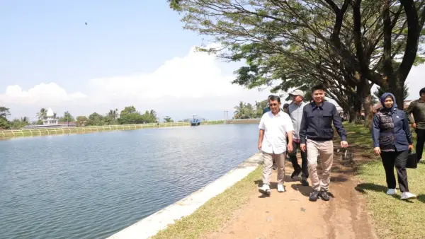 Wakil Pansus XI DPRD Jabar, Yusuf Maulana, saat melaksanakan kunjungan lapangan ke kawasan Situ Batu Karut di wilayah Kecamatan Sukaraja, Kabupaten Sukabumi, Rabu, 13 Mei 2026 (Sumber Foto: Istimewa)
