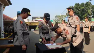 Sertijab pejabat utama dan Kapolsek jajaran yang dipimpin langsung Kapolres Sukabumi Kota, AKBP Sentot Kunto Wibowo, di halaman Mapolres Sukabumi Kota, Rabu (13/5/2026). (Sumber: Istimewa)