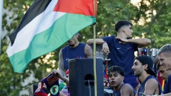 Lamine Yamal kibarkan bendera Palestina saat perayaan juara Barcelona (Sumber: x)