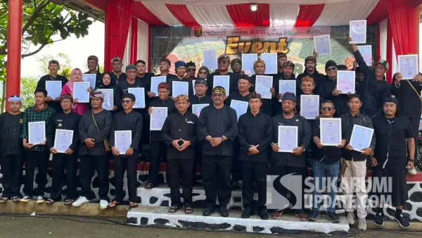 Bupati Sukabumi Asep Japar dan Kadispar Ali Iskandar berfoto bersama puluhan pengelola Desa Wisata. (Sumber Foto: SU/Turangga Anom)