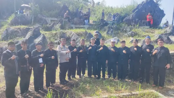 Kadinsos Sukabumi saat menghadiri kegiatan pengukuhan dan penyerahan sertifikat desa wisata. Rabu (13/5/2026). (Sumber : Istimewa)