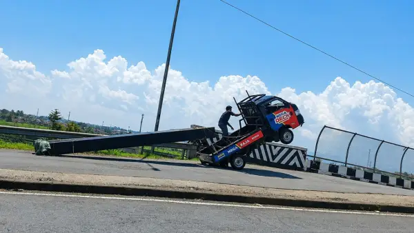Sebuah mobil pick up nampak jemping di tanjakan overpass Cibeureum, Jalur Lingkar Selatan Kota Sukabumi. Rabu (13/5/2026). (Sumber: Dok Warga)