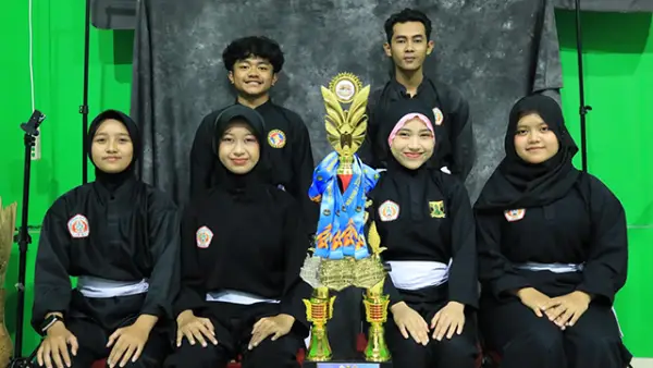 UKM Pencak Silat Nusa Putra University yang berhasil menyabet juara umum di ajang Pencak Silat Wilayah 2 Competitions Sukabumi 2026. (Sumber : Istimewa.).