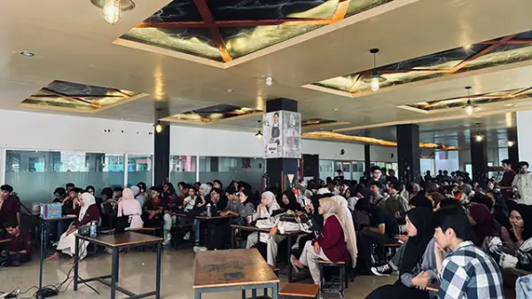 Mahasiswa Nusa Putra University saat menggelar acara nobar Film Pesta Babi pada Rabu, (13/05/2026). (Sumber : Istimewa.).