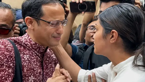Nadiem Makarim saat bertemu sang istri usai sidang di Pengadilan Tindak Pidana Korupsi pada Pengadilan Negeri Jakarta Pusat, Rabu, 13 Mei 2026 | Foto : capture video media sosial
