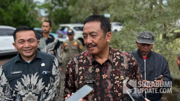 Bupati Sukabumi, Asep Japar saat diwawancarai. (Sumber: SU/Turangga Anom)