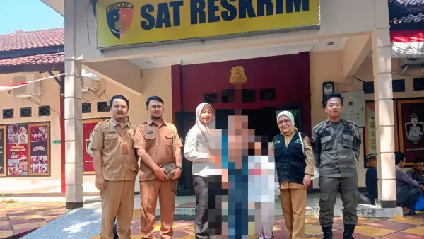 DP3A Kabupaten Sukabumi saat mendampingi korban di Polres Sukabumi. (Sumber: Istimewa)