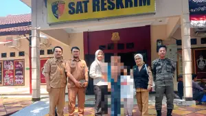 DP3A Kabupaten Sukabumi saat mendampingi korban di Polres Sukabumi. (Sumber: Istimewa)