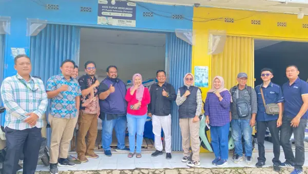Foto bersama PUD bersama AE wilayah sukabumi (PT Pupuk indonesia) dan Dinas Pertanian Kabupaten Sukabumi saat monev ke kios binaan PUD CV Khansa Group untuk menjaga ketersediaan stok pupuk bersubdsidi. | Foto: Istimewa