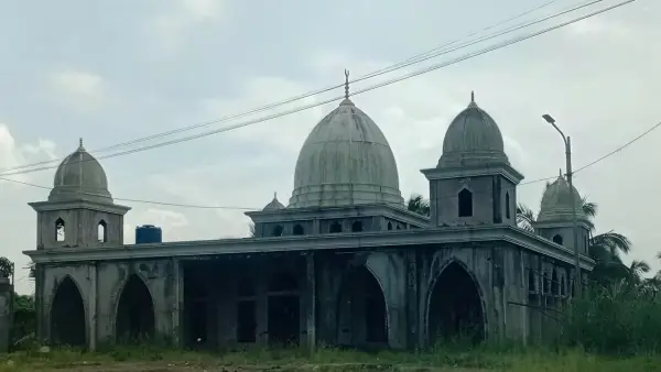 Bangunan Masjid Al Afghani di Cisayar, Nyalindung, Kabupaten Sukabumi yang disorot usai mangkrak. (Sumber: Istimewa)