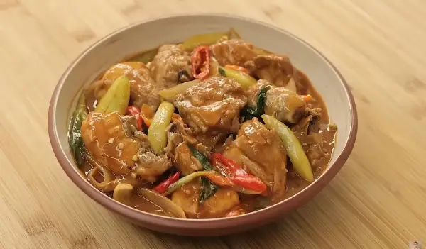 Resep Ayam Asam Manis Pedas, Hidangan untuk Keluarga yang Nikmat (Sumber : Youtube | Devina Hermawan)