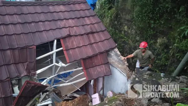 Petugas bersama unsur terkait melakukan assesmen di lokasi longsor yang menimpa rumah warga di Perum BMI 3, Desa Cibunarjaya, Kecamatan Ciambar, Kabupaten Sukabumi, Kamis (14/5/2026). (Sumber: sukabumiupdate)