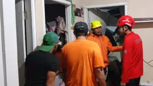 Kondisi rumah tertimpa longsor di Perumahan Bumi Mutiara Indah (BMI) 3, Kampung Pasir Kerak RT 06/09, Desa Cibunarjaya, Kecamatan Ciambar, Kabupaten Sukabumi. (Sumber : P2BK)