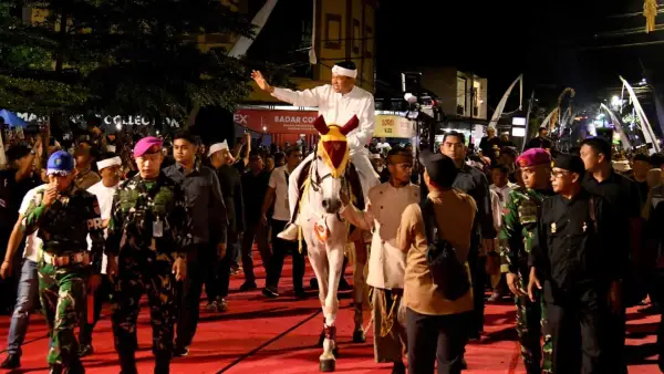 Gubernur Jawa Barat Dedi Mulyadi saat memeriahkan kirab budaya milangkala tatar sunda di Kabupaten Sumedang. (Sumber Foto: Biro Adpim Pemprov Jabar)