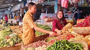 Pencatat Sembako UPTD Pasar Palabuhanratu, Maulana saat pemantauan harga dan ketersediaan stok pangan. (Sumber Foto: Istimewa)