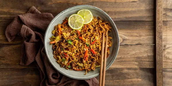 Ilustrasi. Resep Mie Goreng Chili Oil, Pedasnya Menggugah Selera di Musim Hujan (Sumber : Freepik.com)