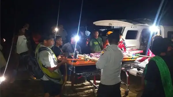 Proses evakuasi pendaki asal Cibadak Sukabumi di Gunung Rinjani. (Sumber : Istimewa.).