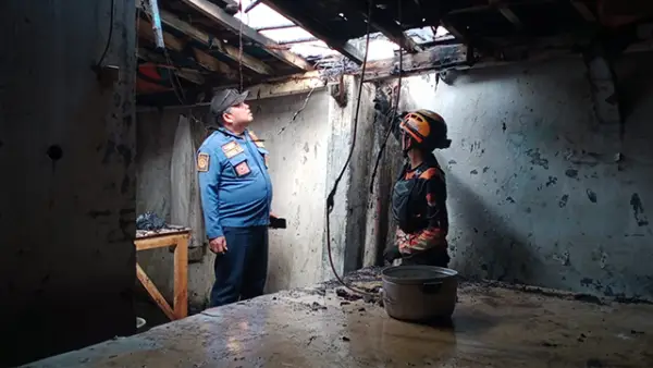 Petugas Damkar saat melakukan pendinginan usai kebakaran bangunan rumah yang digunakan untuk aktivitas konveksi di Kampung Nagrak, Desa Nagrak Selatan, Kecamatan Nagrak, Jumat (15/5/2026). (Sumber : Istimewa.).