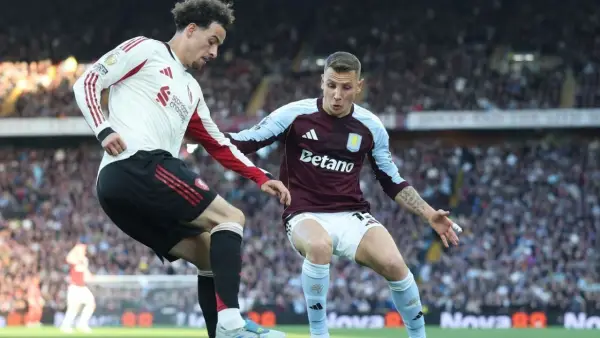Aksi Curtis Jones saat membela Liverpool menghadapi Aston Villa. (Sumber: web/avfc.co.uk)