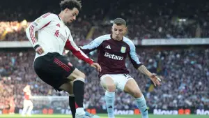 Aksi Curtis Jones saat membela Liverpool menghadapi Aston Villa. (Sumber: web/avfc.co.uk)