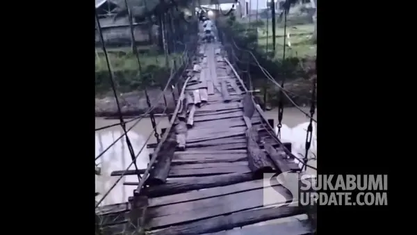 Kondisi memprihatinkan Jembatan Gantung Cibodas Sukabumi yang jadi lokasi jatuhnya keluarga guru honorer pada Jumat (15/5/2026) malam. (Sumber Foto: Istimewa)