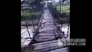 Kondisi memprihatinkan Jembatan Gantung Cibodas Sukabumi yang jadi lokasi jatuhnya keluarga guru honorer pada Jumat (15/5/2026) malam. (Sumber Foto: Istimewa)