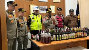 Petugas gabungan menunjukkan barang bukti ratusan botol minuman beralkohol hasil operasi penertiban di sejumlah wilayah Kota Sukabumi, Rabu (13/5/2026). (Sumber Foto: Dok. Satpol PP)