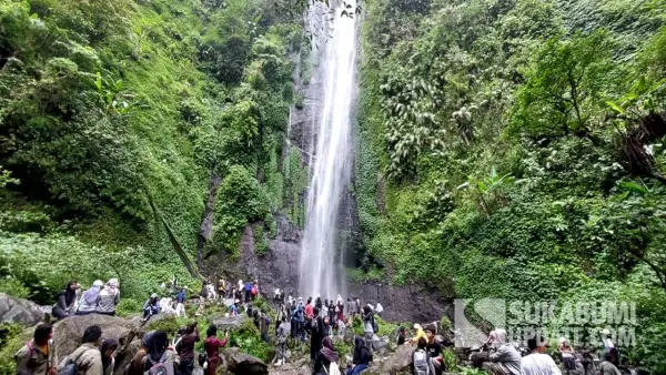 Para wisawatan saat menikmati Curug Cibeureum di Kecamatan Kadudampit, Kabupaten Sukabumi | Foto : Ikbal Juliansyah