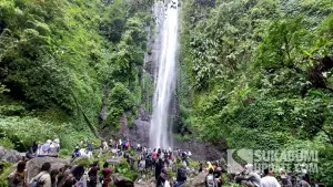 Para wisawatan saat menikmati Curug Cibeureum di Kecamatan Kadudampit, Kabupaten Sukabumi | Foto : Ikbal Juliansyah