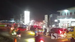 Kondisi kepadatan lalu lintas di Simpang Ratu Cibadak, Kabupaten Sukabumi, Sabtu (16/5/2026) | Foto : Ibnu Sanubari