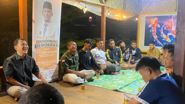 Kegiatan Yusuf Maulana dan para pemuda Sukabumi serta calon pemilih sebagai upaya meningkatkan pemahaman politik serta mendorong partisipasi aktif generasi muda dalam kehidupan demokrasi. (Sumber: dok tim)