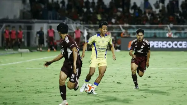 Aksi Beckham Putra di laga menghadapi PSM Makasar (Sumber: web/persib.co.id)