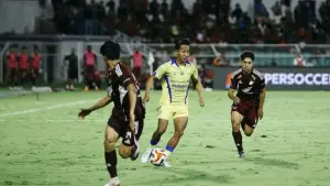 Aksi Beckham Putra di laga menghadapi PSM Makasar (Sumber: web/persib.co.id)