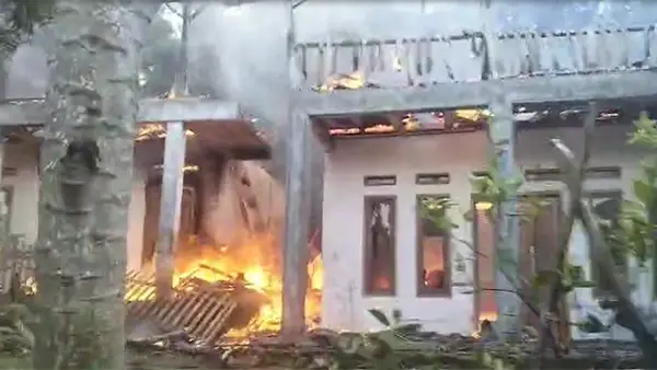 Kebakaran yang melanda kobong dan madrasah Pondok Pesantren Nurul Iman di Tegalbueud Sukabumi pada Minggu 17 Mei 2026. (Sumber : foto P2BK Tegalbuleud.)