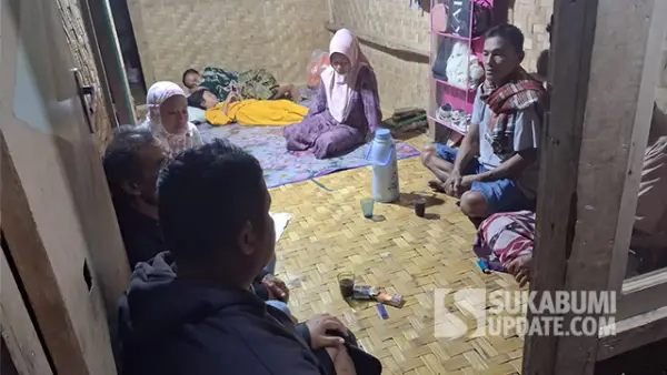 Polisi saat mendatangi rumah duka, di Kampung Cimanggu Babakan RT 04/07, Desa Kademangan, Kecamatan Surade, Kabupaten Sukabumi. (Sumber : SU/Ragil Gilang).