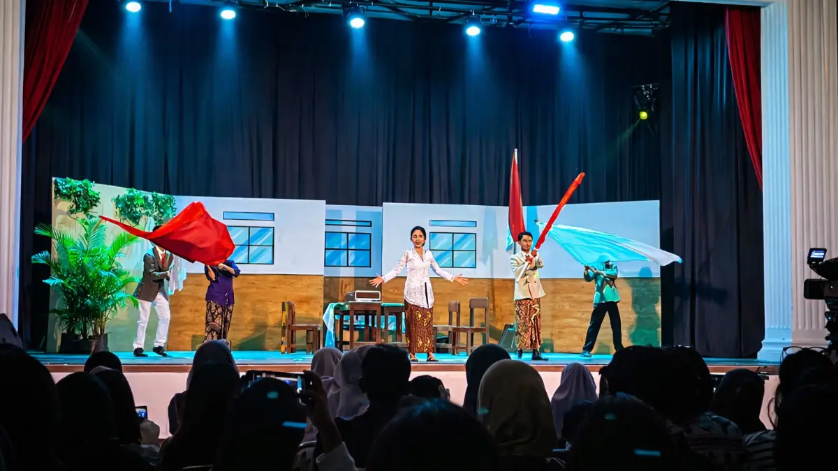 Lagu seperti Naik Delman, Naik Kereta Api, hingga Kupu-Kupu yang Lucu dibawakan dalam balutan teater musikal bertajuk Ibu Sud: Senada Senandika.