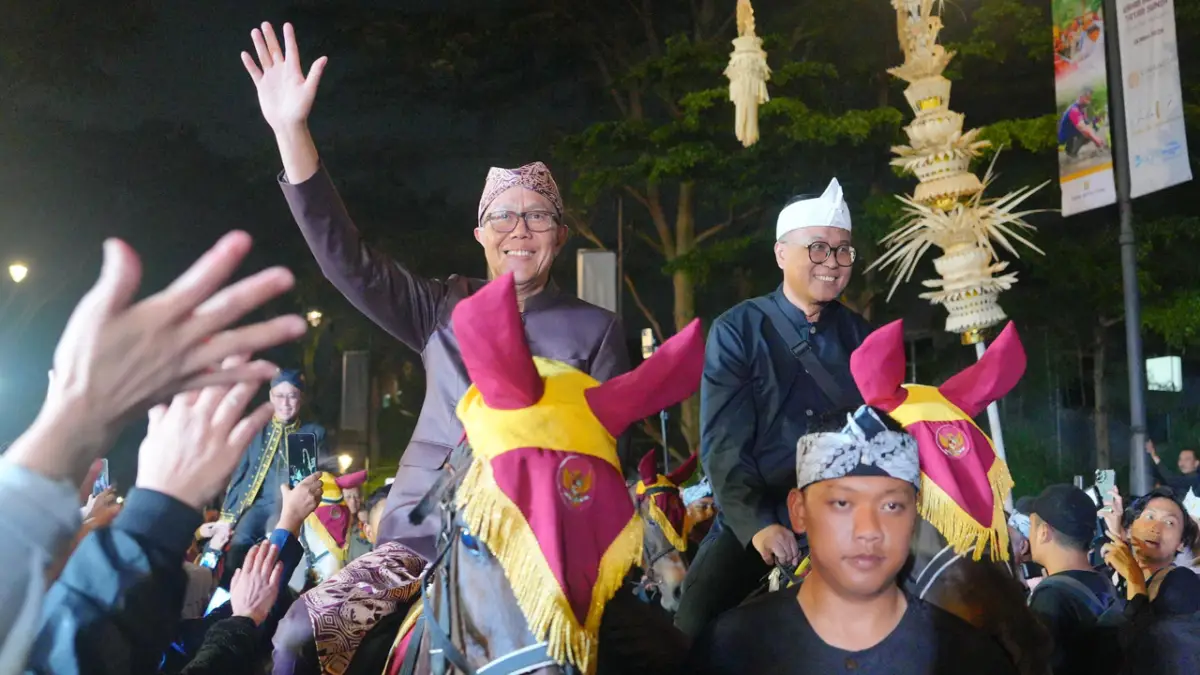 Momen Wali Kota Sukabumi Naik Kuda saat Kirab Budaya Milangkala Tatar Sunda di Bandung