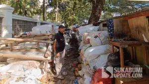 Kondisi tumpukan sampah di Pantai Istana Presiden Palabuhanratu, Sukabumi. (Sumber: SU/Ilyas Supendi)