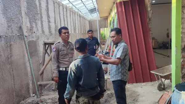 Polisi saat melakukan pengecekan di tkp pekerja tewas tersetrum listrik di SMKN ! Cibadak. Senin (18/5/2026). (Sumber: Istimewa)