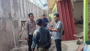 Polisi saat melakukan pengecekan di tkp pekerja tewas tersetrum listrik di SMKN ! Cibadak. Senin (18/5/2026). (Sumber: Istimewa)