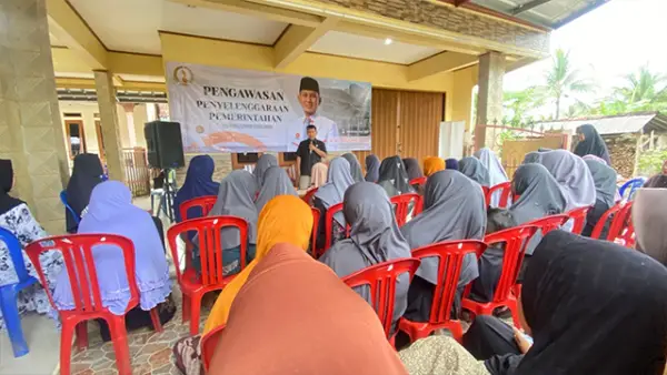 Anggota DPRD Provinsi Jawa Barat, Yusuf Maulana saat berdiskusi bersama warga Desa Sirnasari, Kecamatan Surade, Kabupaten Sukabumi. (Sumber : Istimewa.)